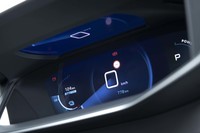 液晶メーターパネルは情報を前後2層にして投影。情報に対するドライバーの反応が0.5秒速くなるという。