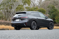 2020年11月に世界初公開され、日本では2021年11月に発表・発売された「BMW iX」。今回の試乗車は、2025年9月の改良で設定された高性能モデル「iX M70 xDrive」だ。