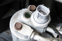 アキュムレーターの“のぞき穴”（サテライトグラスというんだそうな。初めて知った）からエアコンの状態を確認し、メカさんが診断。「機械はちゃんと動いています。今度こそ、ガス抜けです。車検のときにでも対処しましょう」 ……バイパー完全復活までの道のりは、まだまだ続くぜ（泣）。