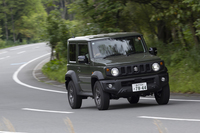 ACCとともに車線維持支援システムも搭載され、車線からはみ出しそうになると戻してくれるようになった。撮影現場では「油圧パワステでどうやって？」と議論になったが、実は現行型ジムニーは当初から電動パワステを採用している。