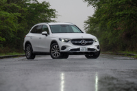 「コア」では「AIRMATICサスペンション」のオプションが選べない。足まわりは機械式の可変ダンパーとバネの組み合わせだ。