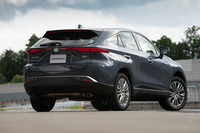 渕野「『ハリアー』などで見られる手法もいいのですが、リアから見たときにナローに感じられてしまうんですよね」　
	ほった「そういや、『レンジローバー・イヴォーク』も後ろ姿はそんな感じがしましたねぇ」
	（写真：向後一宏）