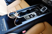 ひねって操作するノブ型のエンジンスタートスイッチ（写真中央）の手前には、ローラー状の走行モードのセレクターが配される。