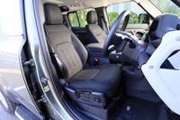 シートはファブリック表皮が標準。オプションが豊富に用意されており、ベースグレードでもウィンザーレザー表皮などを選択できる。