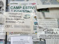 ルーマニアを往復する貨客兼用バンの広告（中央）。その右には、「介護資格を持つ53歳女性、夜間、パート、もしくはフルタイム可」の告知が。貼り紙は社会の縮図である。