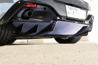 ボディー下部の空気の流れを整えるリアディフューザーと、その上から顔をのぞかせる左右2本出しのマフラー。吸排気系については、エンジンのターボ化によって“気持ちよさ”がスポイルされないよう、サウンドにもこだわってチューニングがなされたという。