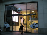 ランデブートヨタは、日本ブランド初のシャンゼリゼ通りのショールームとして1998年10月にオープンした。2010年撮影。