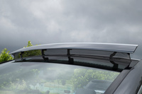 「E400 4MATICカブリオレ スポーツ」には、オープン走行時にキャビンへの風の侵入を抑える「エアキャップ」が標準装備される。フロントガラスの上部に備わるウインドディフレクターは、走行風を高く跳ね上げる効果がある。