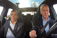 「CES 2022」のプロモーションより、フォルクスワーゲンのヘルベルト・ディースCEO（写真向かって右）と語り合うモービルアイのアムノン・シャシュアCEO。