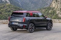 デザインを刷新するとともにサイズアップを果たした「MINIカントリーマン」。よりSUVらしく力強さを増したとアピールされる。