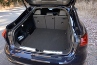 荷室の容量は417リッター。こうして広い開口部を見るとやはりセダンよりも使いやすい。容量は「アバント」と変わらない。