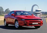 「トヨタ・セリカGT-FOURカルロス・サインツリミテッドエディション」。ブリスターフェンダーや専用ボンネットなどを備えたボディーに、シャシー、パワートレインともに強化したホモロゲーションモデル。