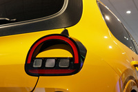 テールランプ上部には、車体表面を流れる空気を整流する小さなスポイラーが付加されている。