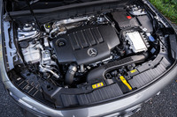 「GLB200d 4MATICアーバンスターズ」に搭載される2リッター直4ディーゼルターボエンジンは、最高出力150PS/3400-4400rpm、最大トルク320N・m/1400-3200rpmを発生。トランスミッションは8段DCTが組み合わされる。