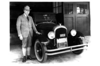 ウォルター・パーシー・クライスラーと、彼が開発した1924年型「クライスラー・シックス」。クライスラーは同車を量産・販売するため、翌1925年にクライスラー社を立ち上げた。