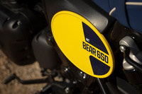 競技車両のゼッケンプレートを模したボード。車名の“BEAR”は、アメリカ西海岸で人気を博した往年のデザートレース「Big Bear Motorcycle Run」に由来する。