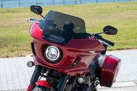 西海岸のカスタムスタイルに着想を得たという新デザインのフェアリングは、軽さや空力性能のよさも特徴。オールLEDのヘッドランプが搭載される。