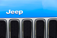 「ジープ・レネゲード」のフロントに装着された「Jeep」のバッジ。（写真＝荒川正幸）
