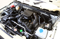 縦置きで搭載される0.66リッター直3ターボエンジン。吸気口を高い位置に設けたり、ベルト類をカバーで保護したりと、オフロード走行を考慮した構造となっている。