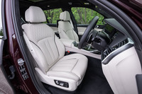 「BMWインディビジュアルエクステンドメリノレザー」と呼ばれるアイボリーホワイトのシート。前席にはヒーターやベンチレーションに加えて、マッサージ機能も備わる。