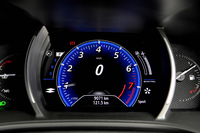 液晶表示のメーターパネル。選択する走行モードによりグラフィックが切り替わる。