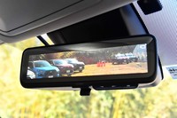 新型「RAV4」では、カメラの映像により、ヘッドレストや荷物にさえぎられることなく後方視界が得られる「デジタルインナーミラー」が選択できる。