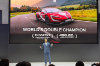 「ヤンワンU9」のEV世界最速記録（496.22km/h）をアピールするBYDジャパンの劉 学亮 代表取締役社長。