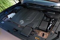 エンジンは縦置きで、その後方にはトランスミッションが伸び、さらに電動化モデルでは駆動用バッテリーも積む必要がある「CX-80」。寸法的な制約があるなかでこれらの機械類を搭載し、なおかつ3列シートの車内空間を実現しているのだ。