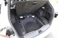 荷室にはフル乗車時でもゴルフバッグを4つ収納可能。床下には、広めの予備収納スペース（容量69リッター）も確保されている。