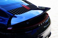 可動式のリアスポイラーは一定条件で走行中に自動でせり上がるほか、インフォテインメントシステムのタッチ式スイッチによって手動で立ち上げることも可能。