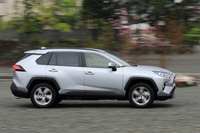 ハイブリッドモデルの最低地上高は190mmとなっている。