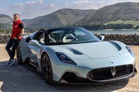 マセラティのスーパースポーツカー「MC20チェロ」は、2022年5月にデビュー。クーペ「MC20」のオープントップバージョンで、車名の「チェロ（Cielo）」はイタリア語で「空」を意味している。