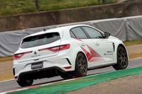鈴鹿サーキットでタイムアタックに臨む、新型「メガーヌR.S.トロフィーR」。