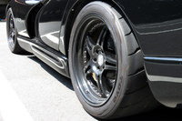 アライメント調整後の足まわりの様子。前後のタイヤの、ディスク面の向きにご注目である。ちなみに、フロントがトーゼロ寄り、リアに－2°のネガキャンという今回の足まわりは、本多氏謹製のもの。いわく「ほったさんはスポーツ走行によく参加するので、『ACR』のものを参考に調整してみました」とのこと。ありがたや、ありがたや。