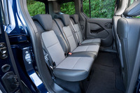 後席は6：4の分割可倒式。シート自体は3座独立タイプとなっている。