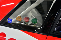 リアクオーターウィンドウには、日産名車再生クラブの青いステッカーが、ちなみに緑・赤・黄の3つのランプは、ドライバーとピットの意思疎通のために使われたものだ。