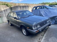 顧客から寄贈された1983年型「GL（日本名：レオーネ）」の「ステーションワゴン4WD」。右隣のカバーの下には「XT（日本名：アルシオーネ）」が眠っている。