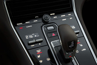 オーディオや空調など、センターコンソール上の操作スイッチは多くが静電タッチ式のものになっている。