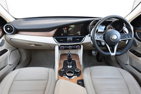 テスト車のインテリアカラーは「ブラック／ベージュ」。インパネやセンターコンソールなどには、温かみのある色合いのウオールナットのアクセントが加えられる。