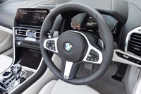 ステアリングホイールのスポーク部には、インフォテインメントシステムや運転支援システムのスイッチが並ぶ。日本仕様車のハンドル位置は右のみとなる。