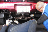 「512TR」にマフラーを装着中。