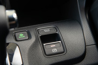 新型「N-WGN」に装備される、ホールド機能付きの電子制御パーキングブレーキ。ホンダでは軽自動車にも、こうした安全装備を積極的に採用している。