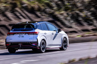 ワインディングロードを行く「ノート オーラNISMO」。バネ定数をアップしたスプリングや、モノチューブ式リアショックアブソーバーなどで足まわりが強化されるほか、ESPもNISMO専用セッティングになっている。