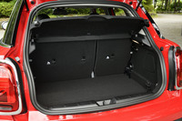 「MINI 5ドア」の荷室容量は5人乗車の通常使用時で278リッター。後席背もたれを前方に倒せば最大で941リッターに拡大できる。床面は2段階の高さ調整が可能だ。