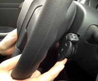 ローコストカーとはいえ、リモコンキーはもちろん、オーディオの手元コントローラーまで付いている。