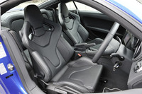 テスト車は、オプションのバケットシートを装備。サポート部などにはTT模様のパンチングが見られる。