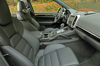 助手席側（車体右側）から見たインテリア。センターコンソール部にはグラブバーが備わる。
    