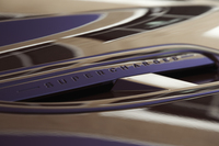 ボンネットに開けられたルーバーの淵には「SUPERCHARGED」の文字が。
    