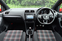 正面から見たインテリア前面。センターコンソールの純正ナビゲーションシステムは、オプション扱いとなる。