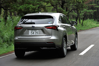 車両の揺れを検知し、路面の凹凸に応じて駆動用モーターのトルクをきめ細かく制御することで車体の揺れを抑制する「ばね上制振制御」が「NX300h」には標準で装備される。